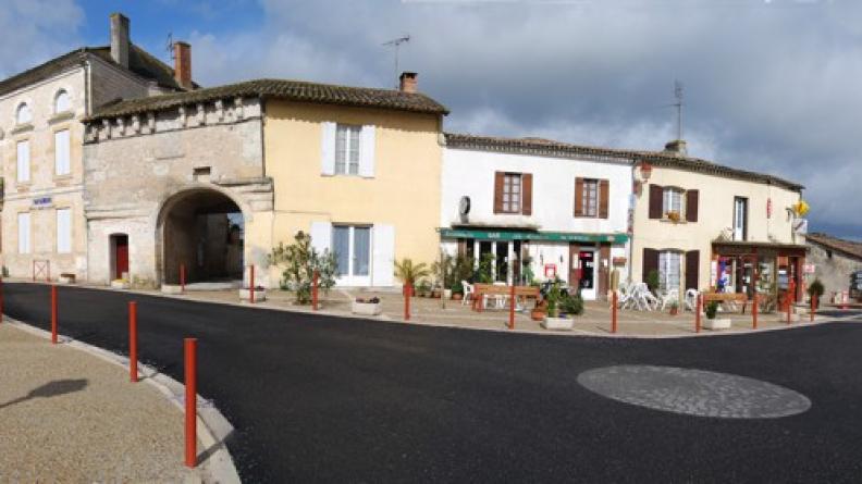 La forte présence visuelle des potelets ne correspond pas au statut rural du bourg d'Eynesse.