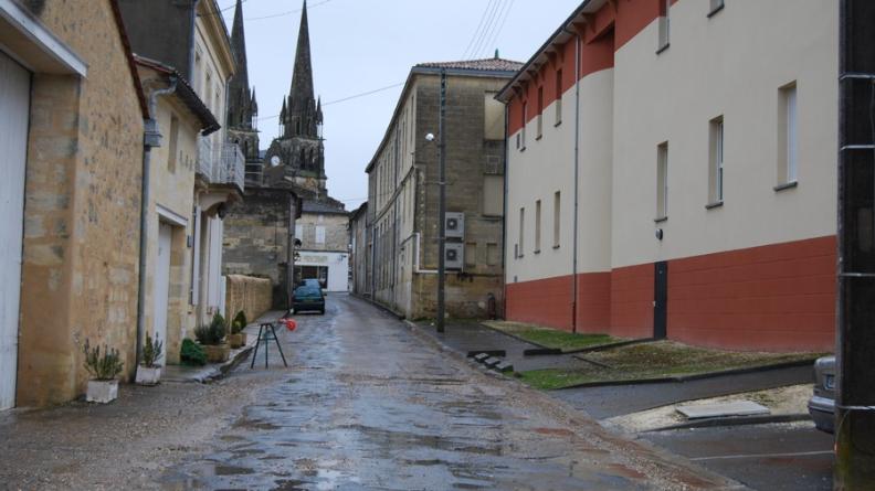 Reconstruction de petit collectif dans la ville ancienne : une opération qui s'inscrit bien dans les volumes préexistants du centre-bourg, même si le rapport à la rue pourrait être plus avenant - Branne