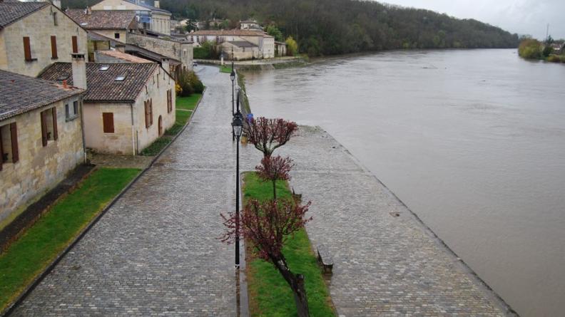L'aménagement du port de Branne en fait un vrai espace public de la ville, utilisable par les habitants et les promeneurs.
