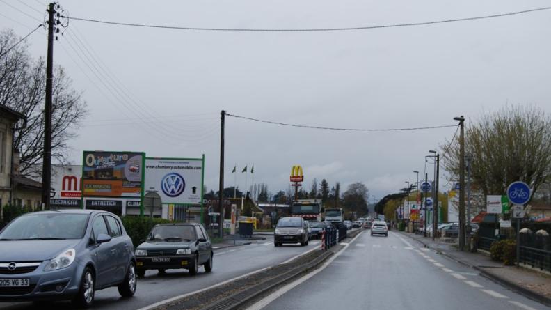 L'approche de Libourne par la RD670 se fait à travers une profusion de grandes surfaces commerciales, agglutinées au long de la route.