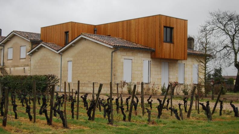 Extension contemporaine de chais viticole à Pomerol