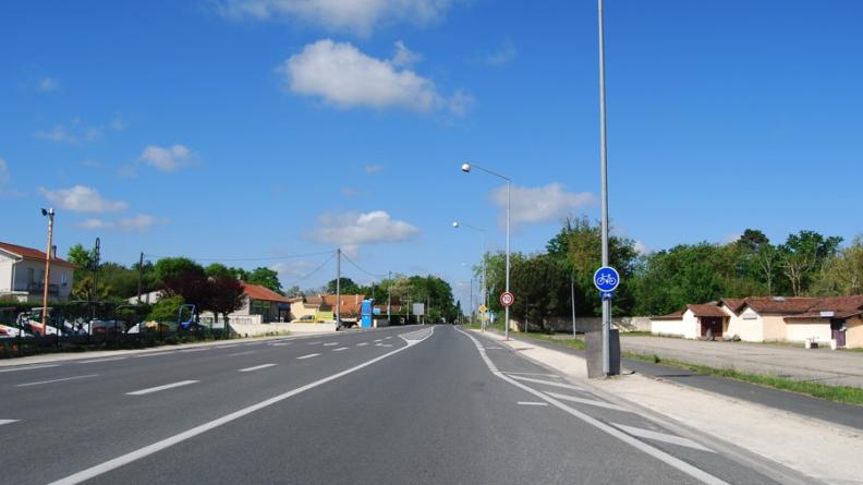 L'entre-deux Bordeaux-Arcachon est un axe important de développement de l'urbanisation : au long de la RD1250 se forme progressivement un couloir bâti qui empiète de plus en plus sur cette coupure d'urbanisation majeure - Pessac