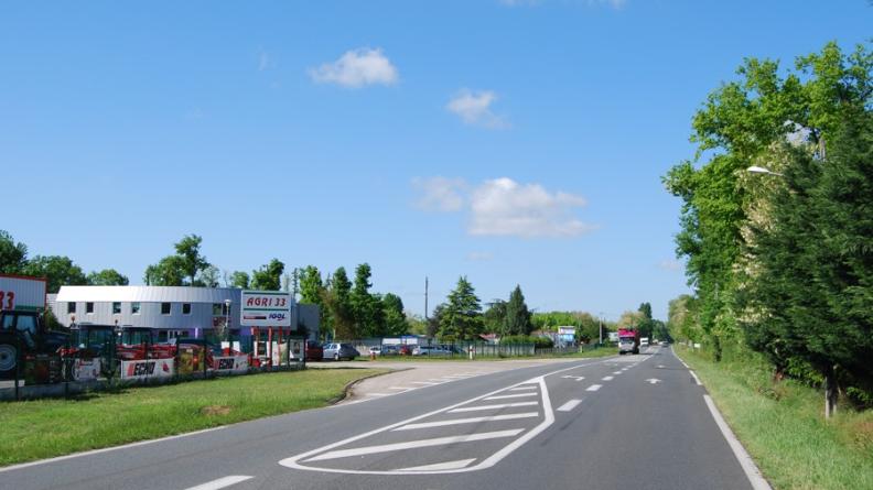 Les zones d'activités s'étendent sans maîtrise au long de la route - Cestas
