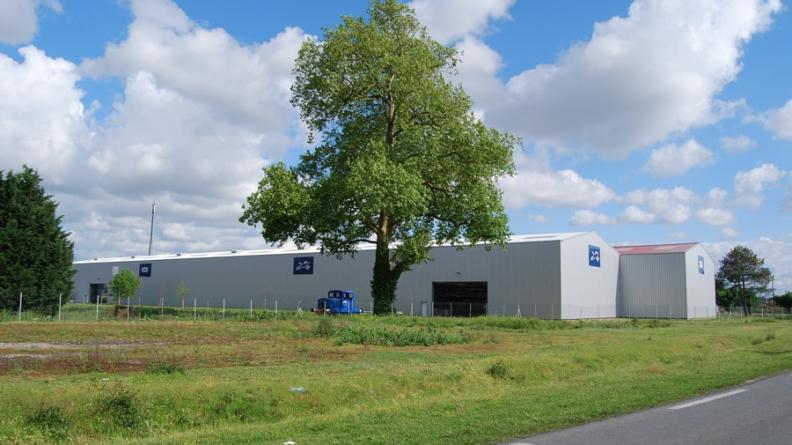 La grande majorité des bâtiments industriels ne présente pas de qualité architecturale, ni de tentative d'inscription dans les paysages qui les accueillent - Blanquefort