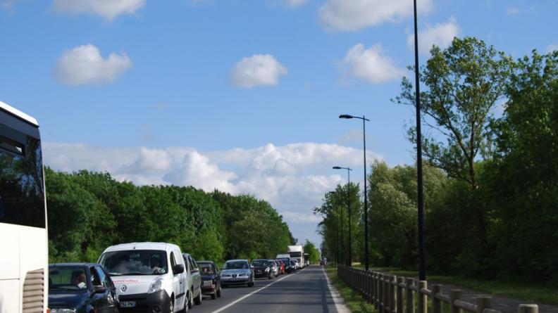 L'encombrement des axes routiers aux alentours de Bordeaux aux heures de pointe est révélateur de la prépondérance des déplacements automobiles par rapports aux modes de transports doux ou collectifs.