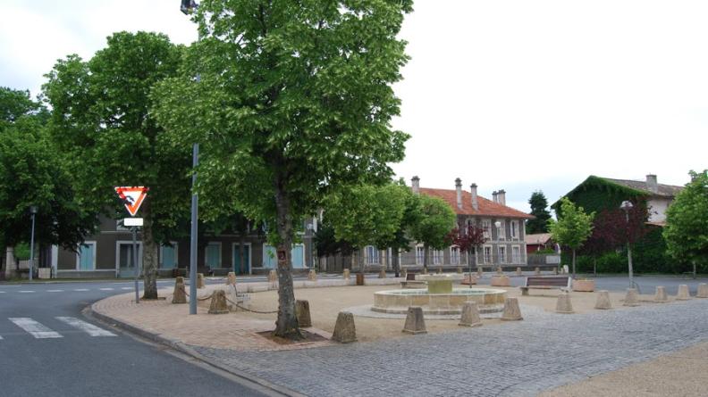 Centre-bourg de Hostens, aux limites du bassin versant de l'Eyre
