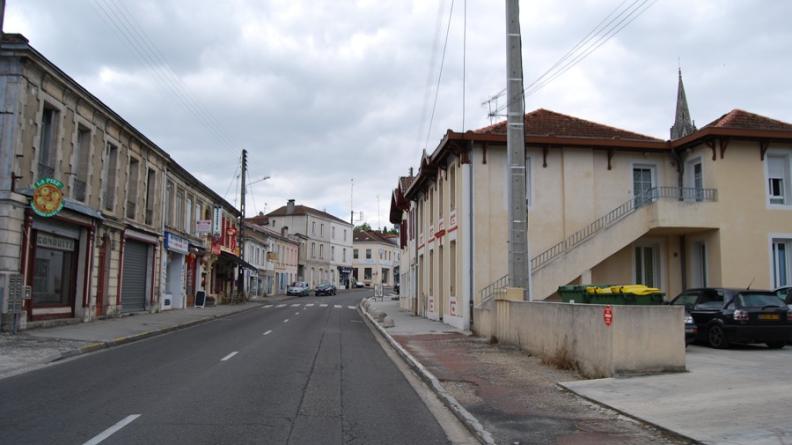 Des bourgs importants se sont développés à proximité de la vallée de l'Eyre, ici le centre de Belin-Beliet