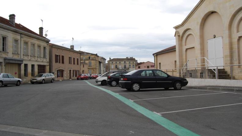 La surface dévolue à la voiture semble disproportionnée et les piétons sont relégués sur d'étroits trottoirs - Etauliers