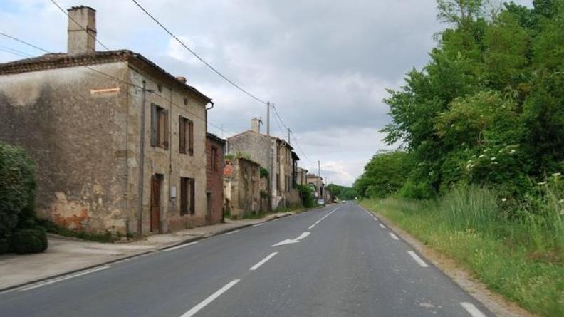 Le hameau du Pas-Saint-Georges, coincé entre voie ferrée et RD1113, au pied du coteau - Casseuil