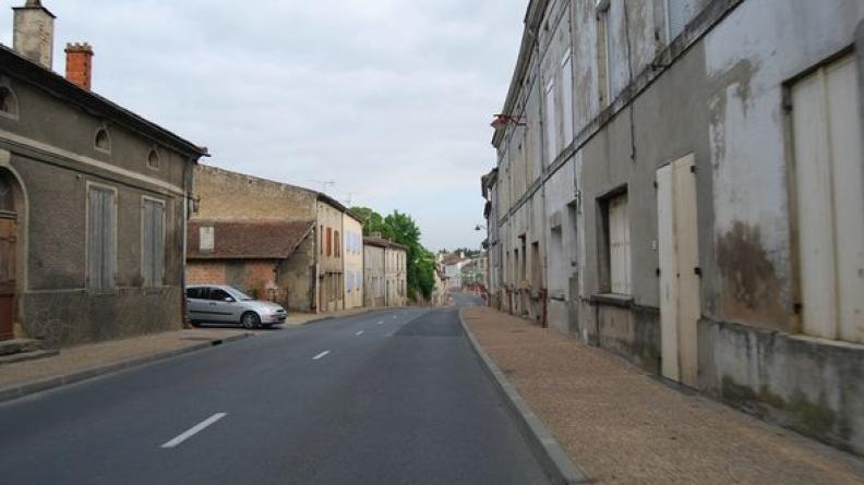 L'alignement des façades accompagne la route dans ses moindres courbes - Lamothe-Landerron