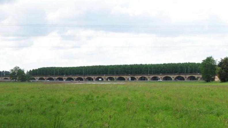 A l'ouest de Saint-Macaire, la voie ferrée emprunte un viaduc majestueux, longé à ses pieds par la RD1113