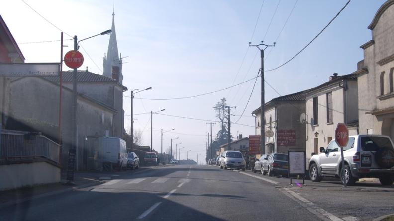 Les petits villages sont particulièrement touchés par le passage de routes importantes : ici, la traversée du Pian-sur-Garonne par la RD672 ne laisse aucune place à l'espace public.