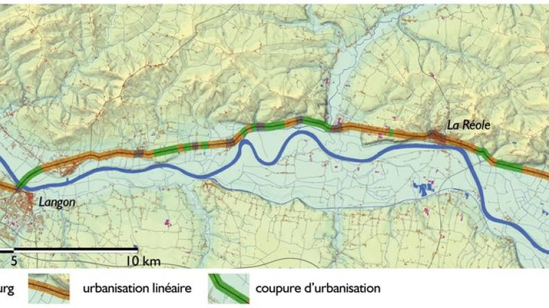 Ce tronçon de la RD1113, entre Lamothe-Landerron à l'est et Preignac à l'ouest, est révélateur de l'ampleur du problème de l'urbanisation linéaire : sur une très large majorité du parcours, la route s'accompagne de bâti plus ou moins dispersé, et les coupures d'urbanisation et respirations se font rares au fil de cet axe majeur de découverte des paysages de vallée de Garonne.