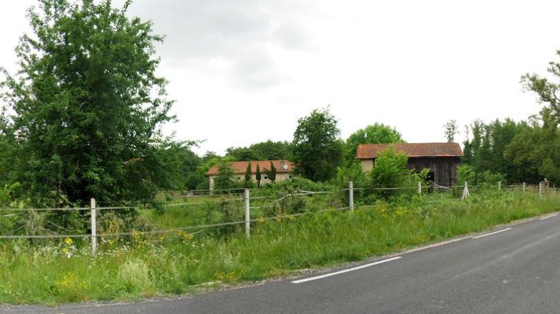 Une ferme isolée dans sa clairière - Auros