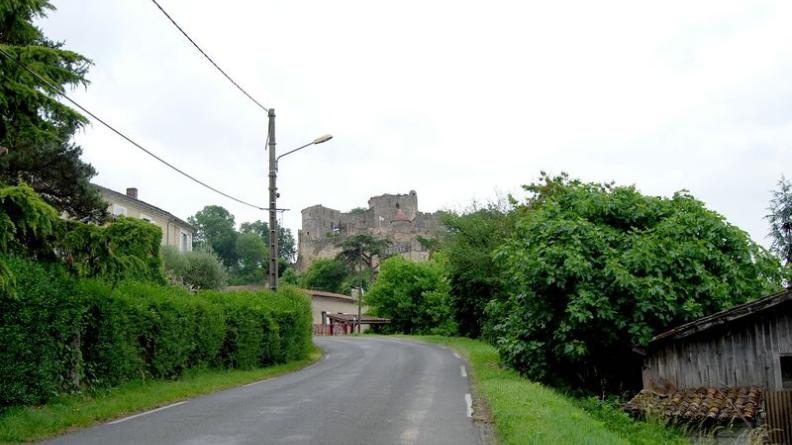 Le château de Langoiran se révèle depuis la route
