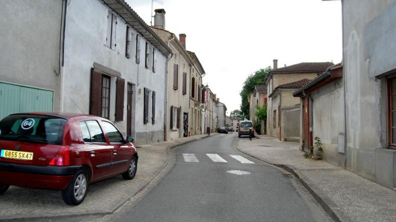 La rue principale de Castets-en-Dorthe sur la RD224