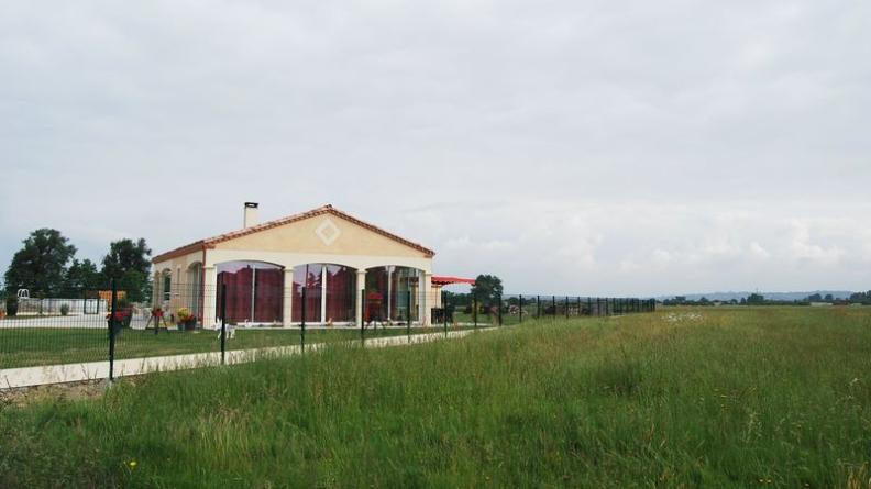 Les nouvelles constructions isolées, implantées en bord de route, occupent le premier plan des paysages perçus en les banalisant - Loupiac-de-la-Réole