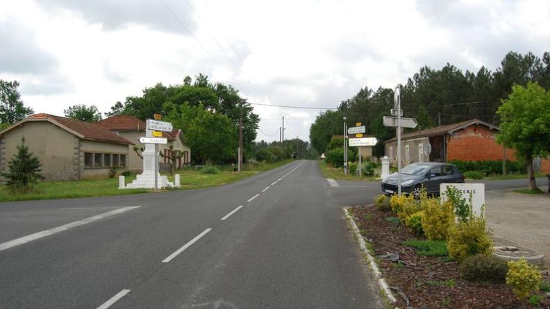 Cauvignac est implanté au croisement de deux routes