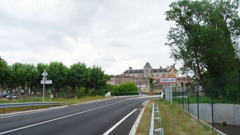 Le château s’impose à la vue lorsqu’on approche de Cadillac