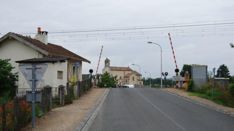 Malgré la voie ferrée surélevée, on perçoit la position légèrement en hauteur de l’église - Saint-Médard-d’Eyrans