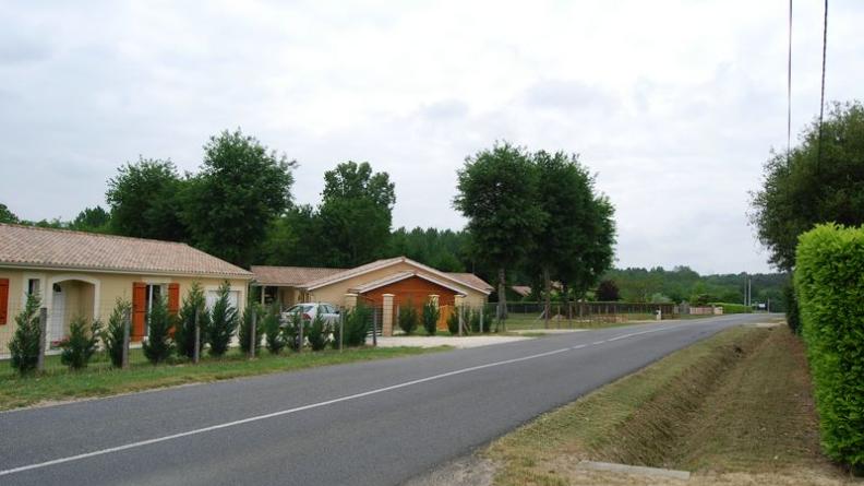 Implantation des bâtiments, banalité de l'architecture et traitement des haies et clôtures dégradent fortement les paysages - Roaillan