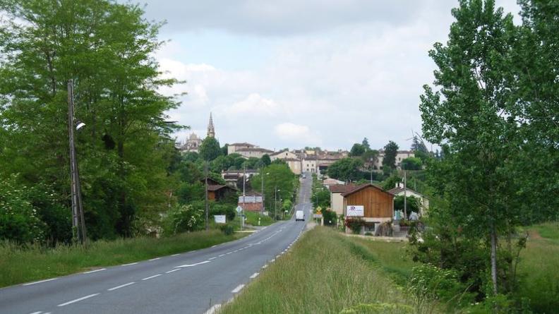 Entrée dans Bazas par le vallon du Beuve : la silhouette de la ville est dominée par la cathédrale