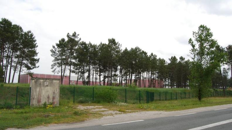 Une frange boisée est maintenue en accompagnement de la zone industrielle - Landiras