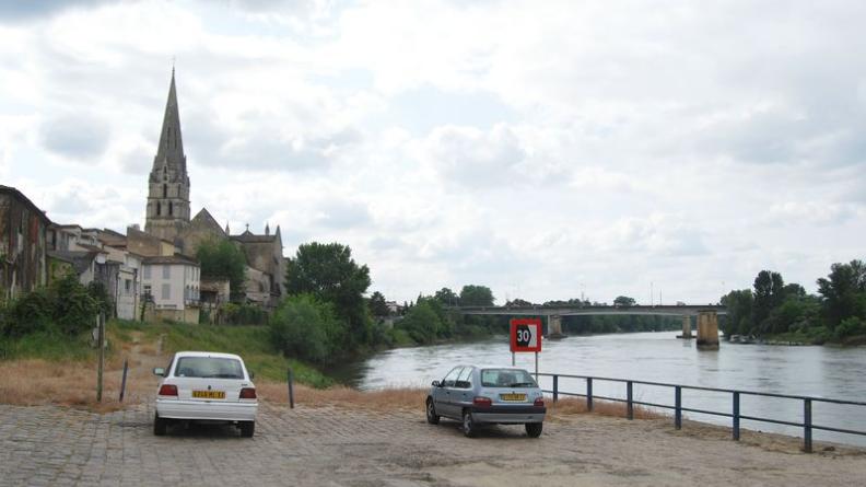 L'église surplombe le fleuve, signalant la position du bourg ancien - Langon