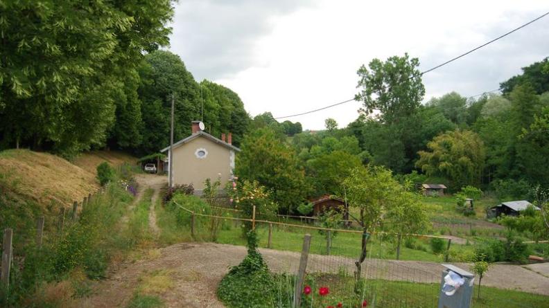 Le vallon en contrebas, au sud de Bazas, est occupé par des jardins partagés