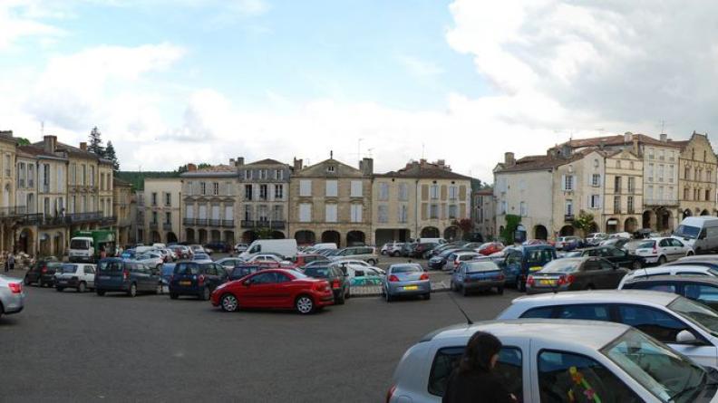 La place centrale, entièrement dévolue aux voitures - Bazas