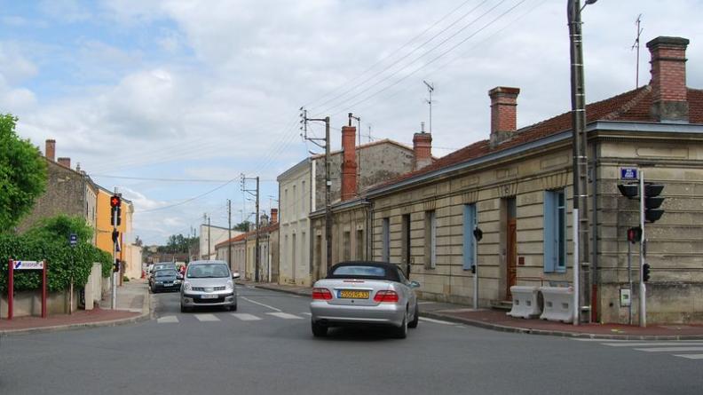 Le bâti reste groupé, formant des façades continues, mais la ville respire davantage - Langon