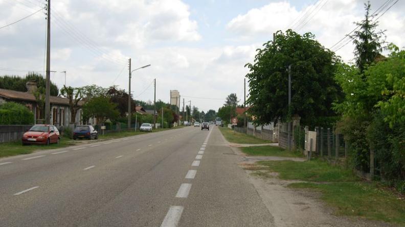Les abords de la route sont peu amènes : absence de trottoirs ou de piste cyclable, stationnement désorganisé... - Belin-Beliet