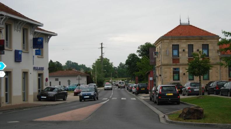 On aperçoit le vallon du Saucats dans le prolongement de la rue - La Brède