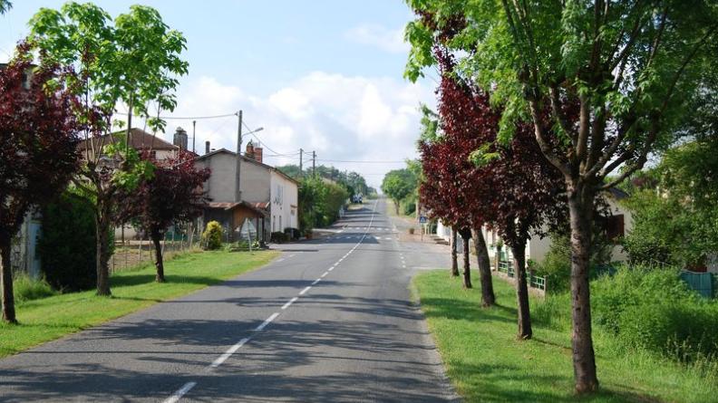 Les longues routes rectilignes sont ponctuées de villages - Aillas