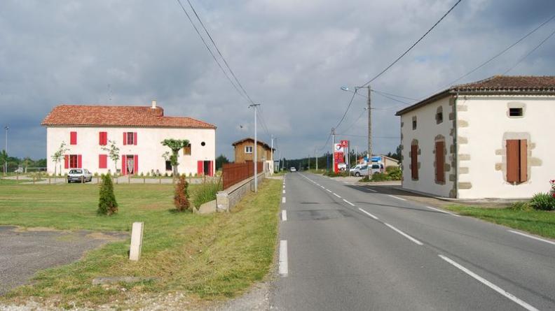 Les bâtisses et le séchoir, implantés en bord de route dans cette clairière, marquent le paysage par leur présence - Grignols