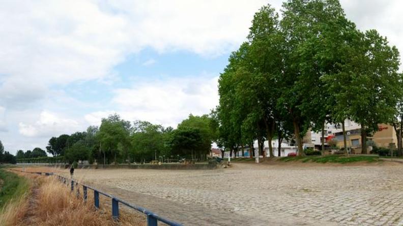 Le port offre un bel espace, en contact direct avec le fleuve - Langon