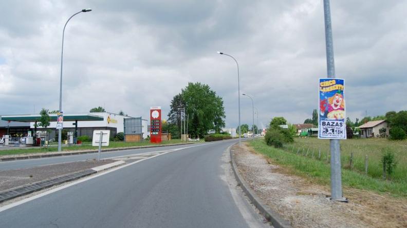 Les zones commerciales s'étendent en sortie de ville, à proximité de l'accès à l'autoroute A65 - Bazas