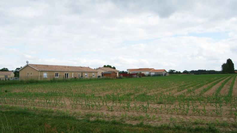 Des extensions banalisantes s'implantent dans l'espace agricole - Bieujac