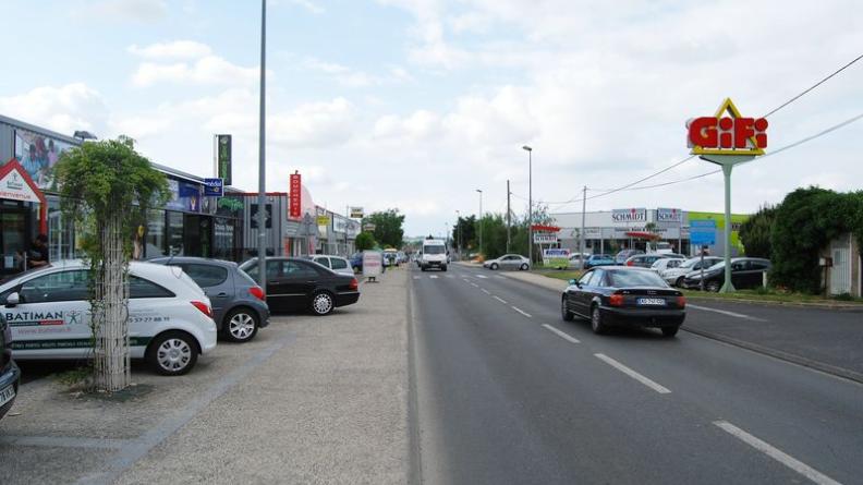 Les routes aux abords de Langon sont gagnées par une urbanisation lâche constituée en grande partie de zones commerciales