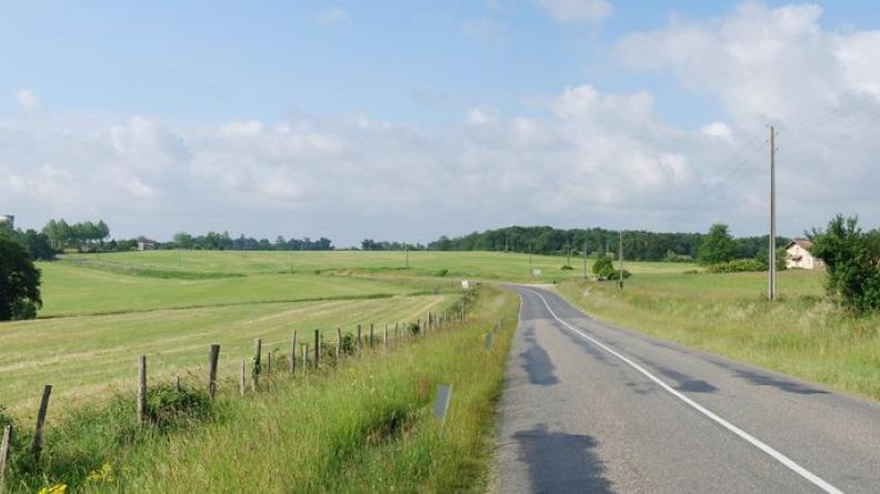 Les ondulations des collines se révèlent en descendant vers le sud - Aillas