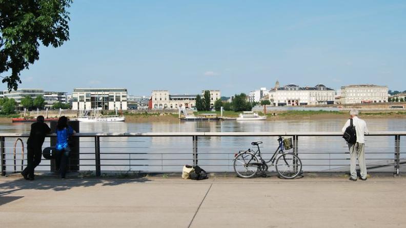L'ampleur de la Garonne se laisse admirer depuis les quais