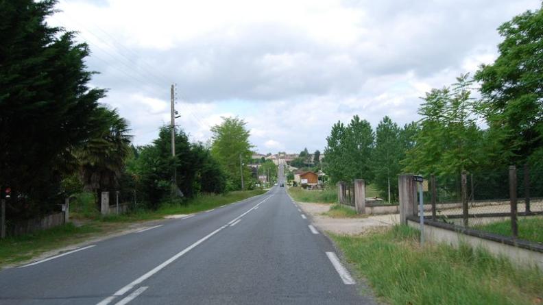En approchant de Bazas par l'est, la route révèle le relief du vallon du Beuve