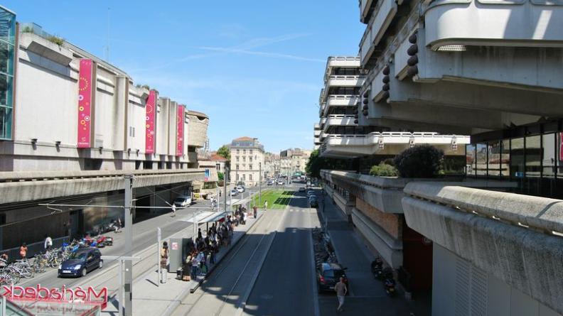 L'urbanisme sur dalle de Mériadeck sépare les circulations, au sol, des bâtiments surélevés
