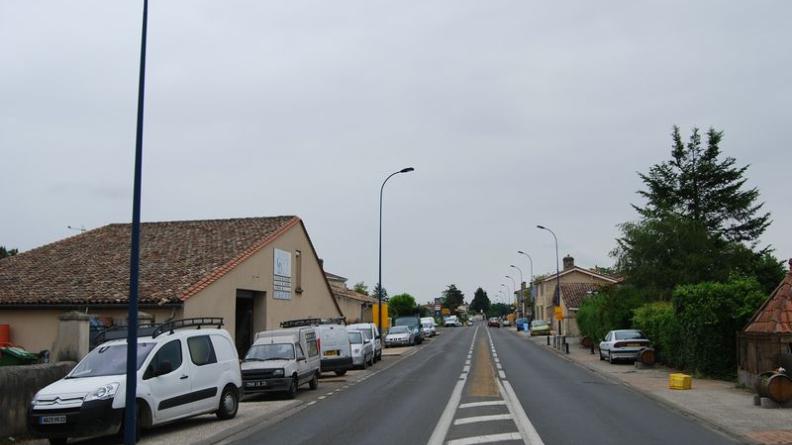Un village-rue s’est constitué au long de la RD1113 à Portets, à quelque distance du centre ancien du village