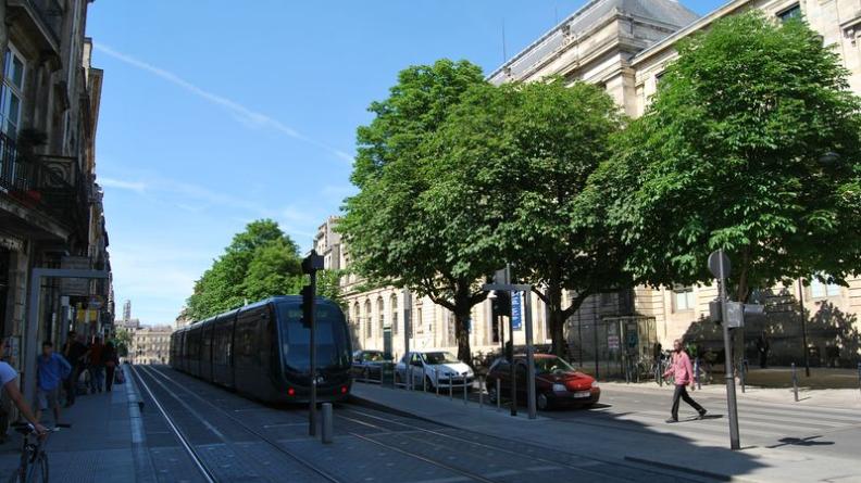 L'espace public de la rue est transformé par le passage du réseau en site propre