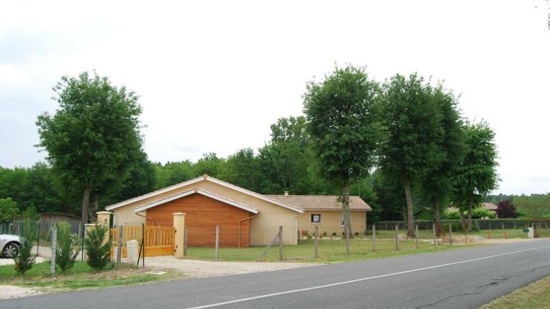 Les bords de routes présentent souvent un visage banalisé par les pavillons - Roaillan