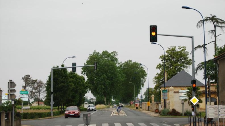 Un alignement d’arbres partiellement préservé souligne une coupure d’urbanisation à l’ouest de Portets