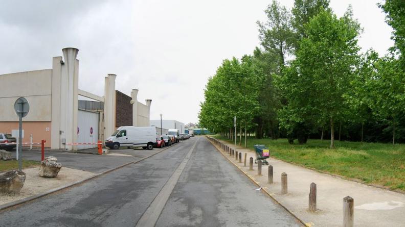 Voie proche des berges derrière le centre commercial
