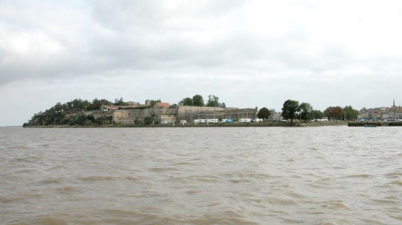 L'imposante citadelle domine la berge de l'estuaire - Blaye