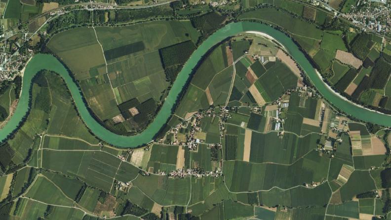 Casseuil et Barie en 2004 - Ces photos aériennes successives montrent clairement les transformations du parcellaire agricole : l'agrandissement des parcelles et l'uniformisation des cultures dessinent un paysage très simplifié.